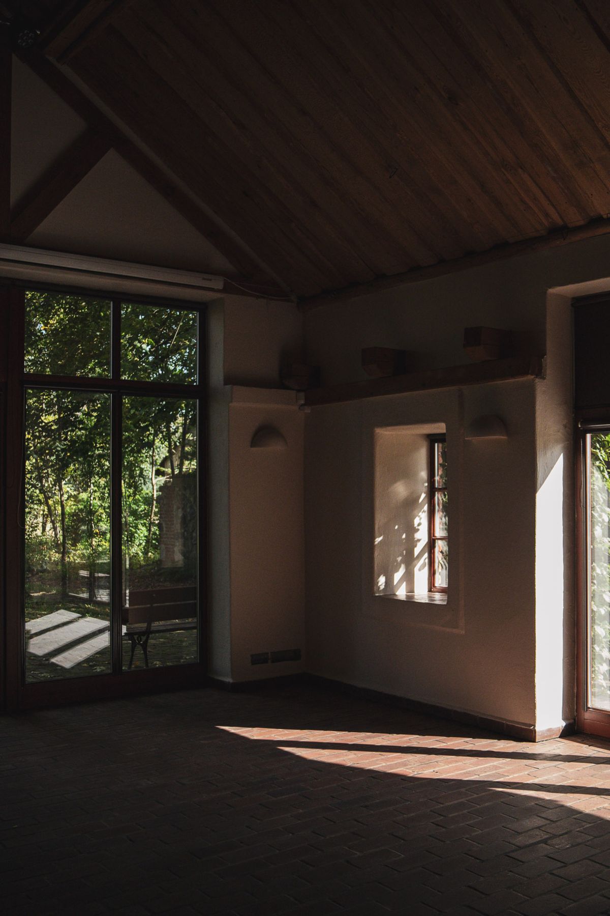 Sala do ćwiczeń w Folwarku Badowo, słońce na ceglanej podłodze